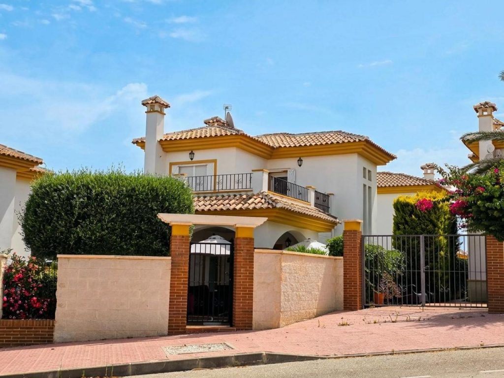 3-bedroom villa for sale in Rojales, Alicante, with solarium and balcony on a 225 m² plot