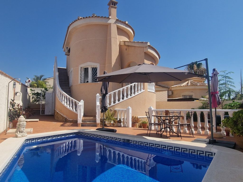 Detached two-bedroom villa in Rojales with private swimming pool and solarium near La Marquesa Golf Course