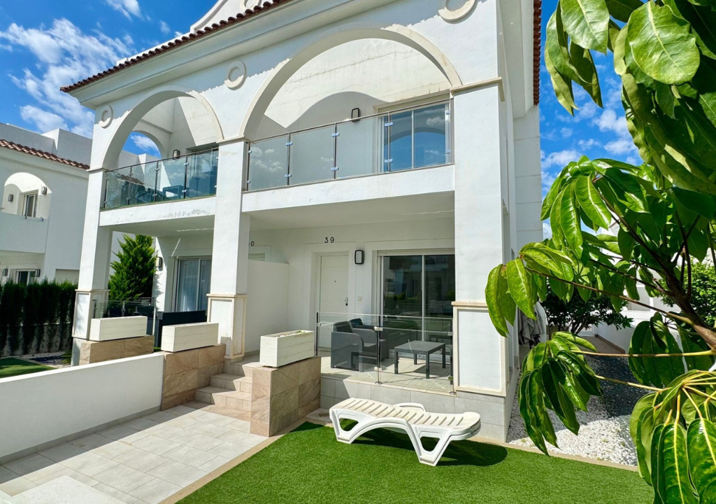 Semi-detached villa in Rojales with front garden and gated community pool in the Dona Pepa area