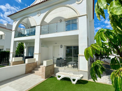 Semi-detached villa in Rojales with front garden and gated community pool in the Dona Pepa area