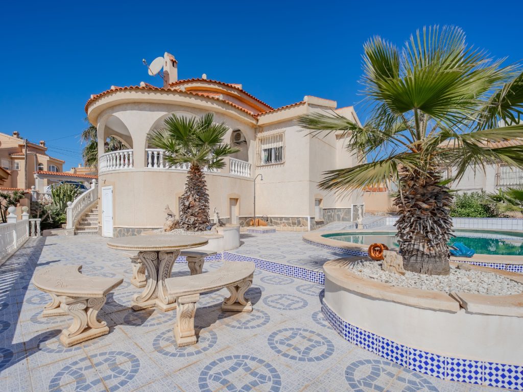 South-facing 4-bedroom villa in Rojales with private swimming pool and terrace near La Marquesa Golf