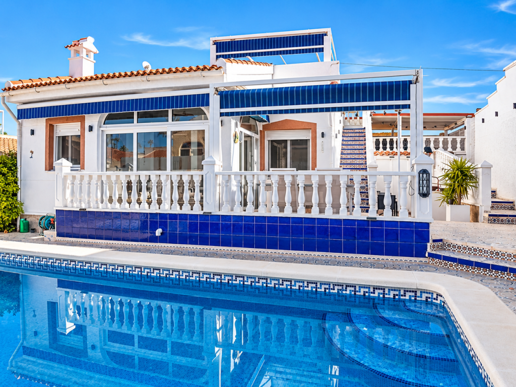 Renovated 2-bedroom villa for sale in Rojales with private pool and solarium, La Marquesa Golf area