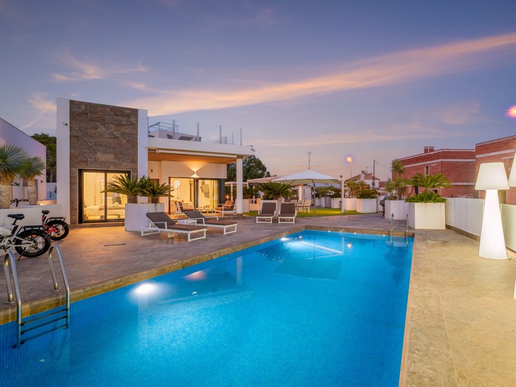 Modern detached villa in Orihuela Costa with private pool, rooftop solarium and south-facing garden on 464 m² plot