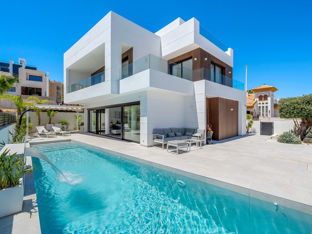 Contemporary 4-bedroom villa in Guardamar del Segura with private pool, solarium and south-facing garden
