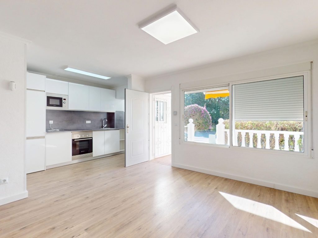 Renovated ground-floor bungalow in Villamartín, Orihuela Costa, with front porch, awning and communal gardens