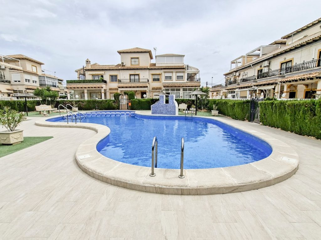 Renovated 2-bedroom bungalow with terrace and solarium in La Zenia, Orihuela Costa