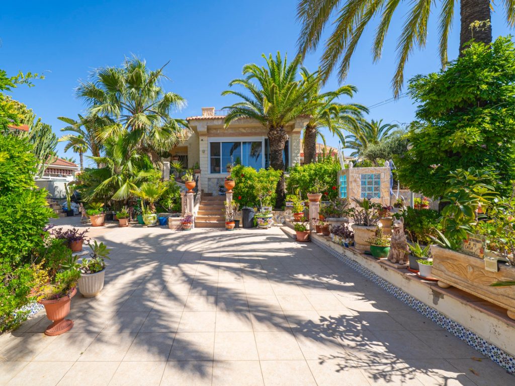 Detached 3-bedroom villa in Rojales with private swimming pool, solarium and landscaped 800 m² south-facing garden