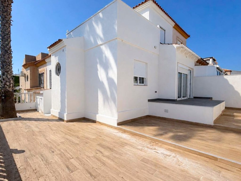 Renovated 3-bedroom corner townhouse with tiled garden and roof terrace in Orihuela Costa, Alicante