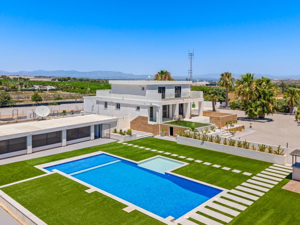 Luxury 8-bedroom country estate in Los Montesinos with resort-style pool and panoramic salt-lake views