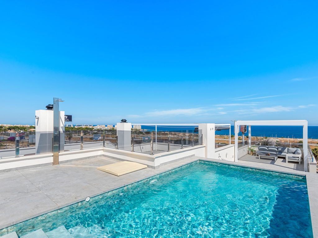 Two-storey penthouse in Orihuela Costa with private rooftop pool, solarium and panoramic sea views