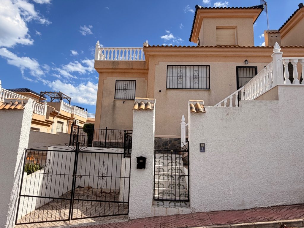 Two-bedroom townhouse in Rojales with rooftop solarium and garden, close to La Marquesa golf course