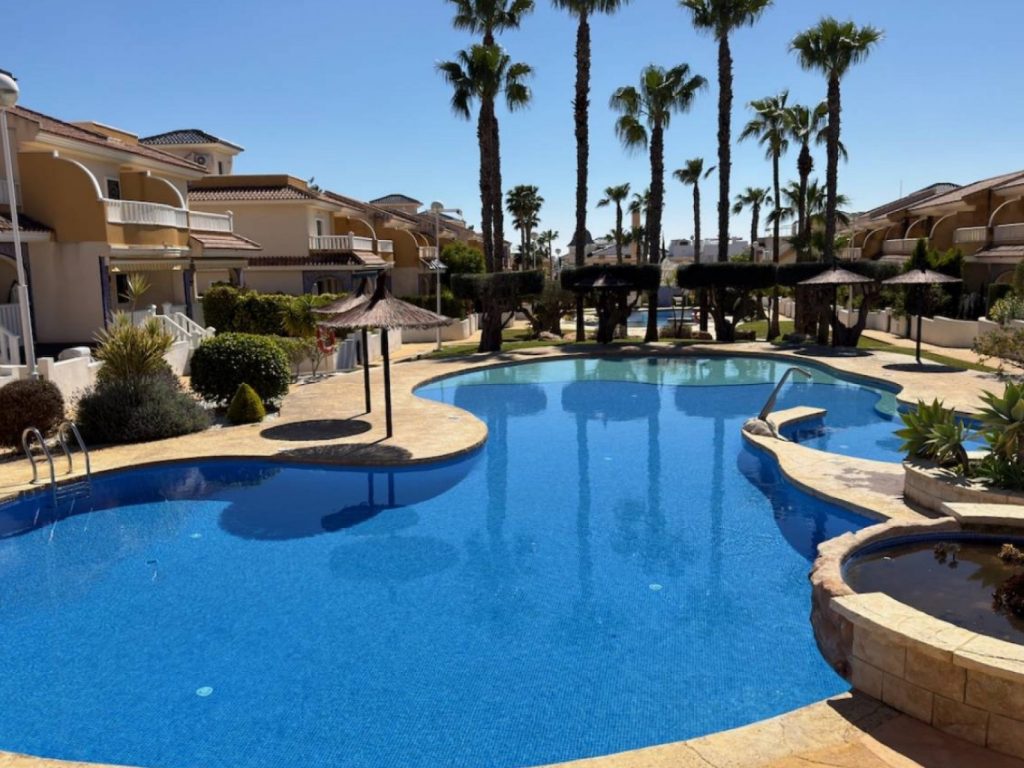 2-bedroom corner plot apartment in Rojales with private garden and communal pool views, Costa Blanca