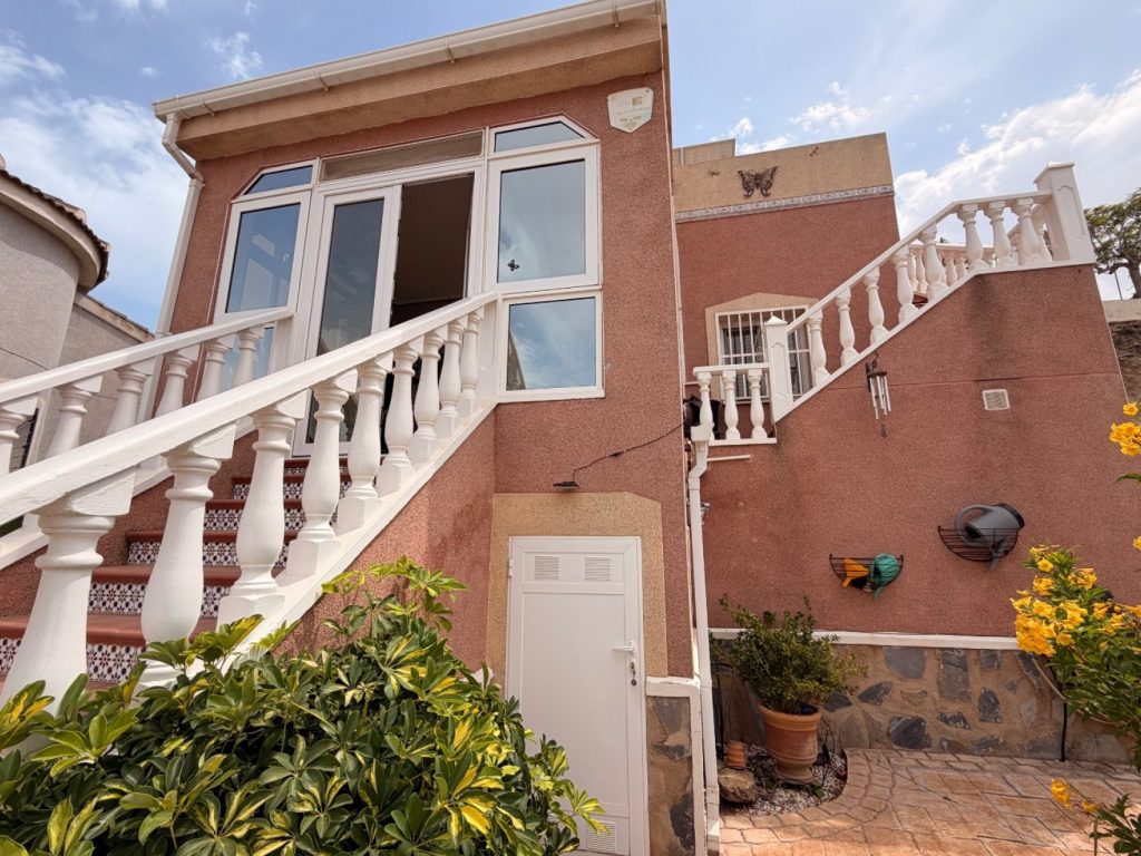 Detached 3-bedroom villa for sale in Rojales with solarium, carport and access to communal pool, Costa Blanca