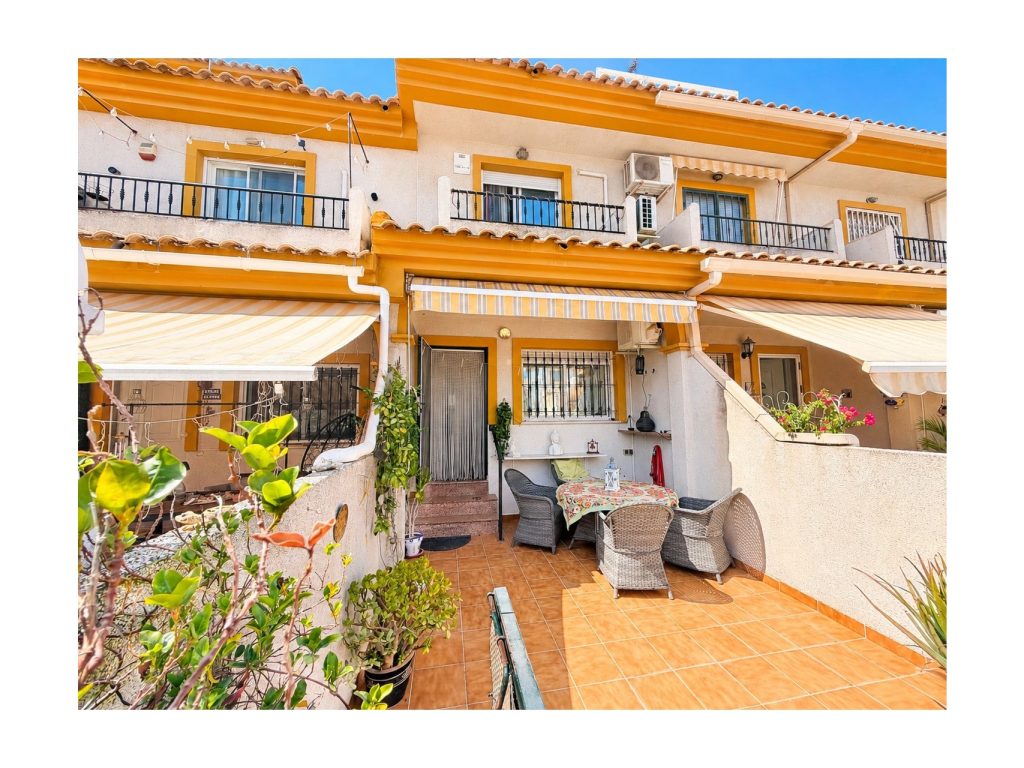 Charming 2-bedroom townhouse for sale on the Costa Blanca in the village of Daya Nueva with solarium and communal pool