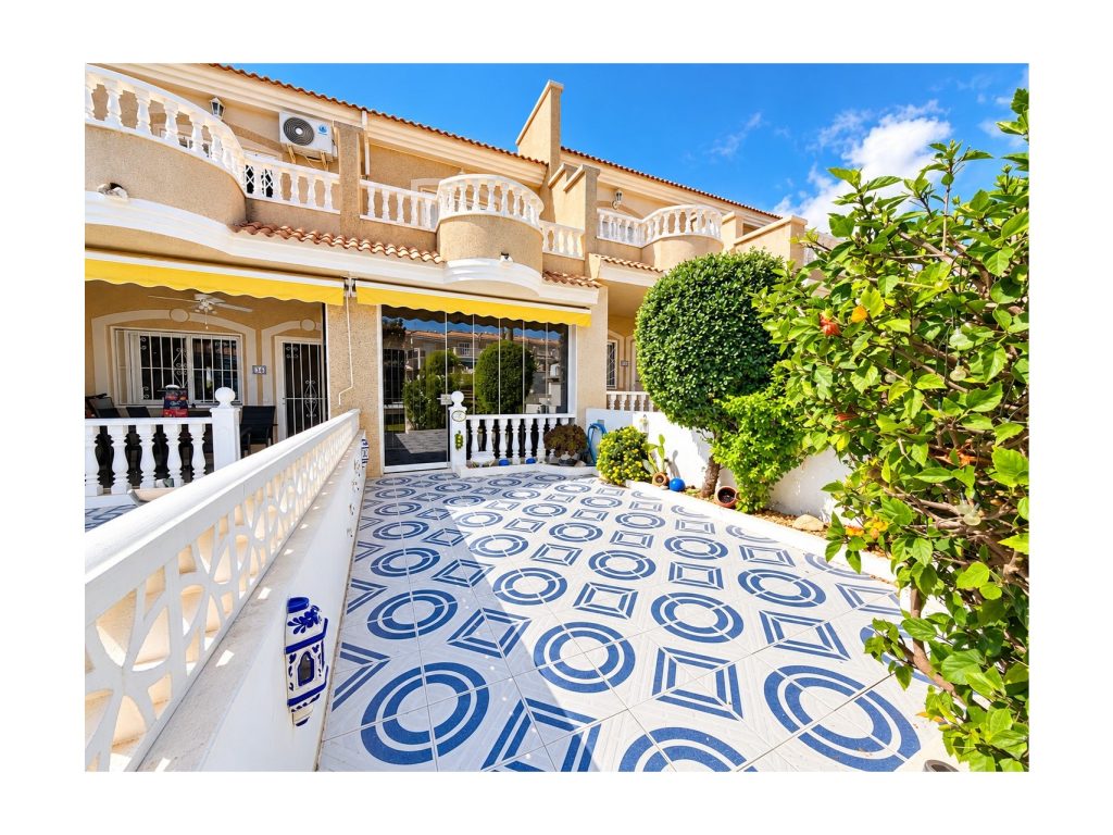 2-bedroom townhouse for sale in Rojales overlooking communal pool and gardens in Ciudad Quesada
