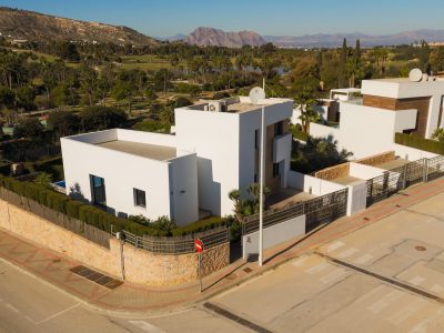 South-facing frontline golf villa in Algorfa with infinity pool and panoramic mountain views over La Finca Golf course