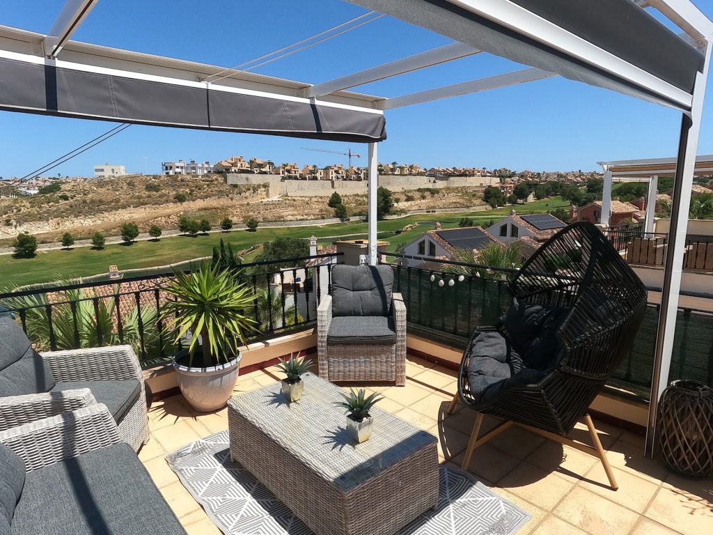 2-bedroom resale apartment in Algorfa with balcony and panoramic golf course and mountain views at La Finca Golf