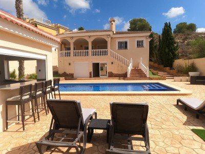South-facing 5-bedroom detached villa with private pool and large garden in Algorfa, Alicante