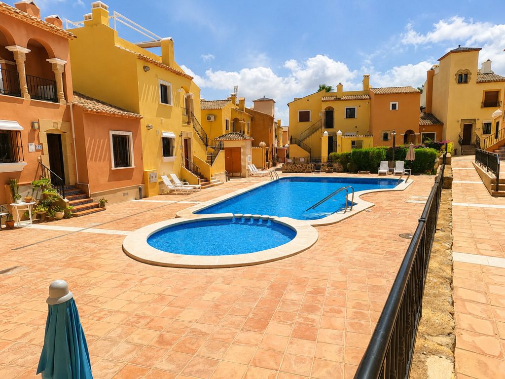 Ground-floor corner apartment for sale in Algorfa with private garden and communal pool at La Finca Golf resort