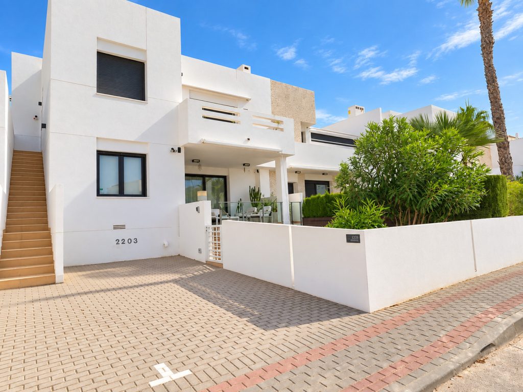 Ground-floor 2-bedroom apartment for sale in Algorfa at La Finca Golf resort with communal pool