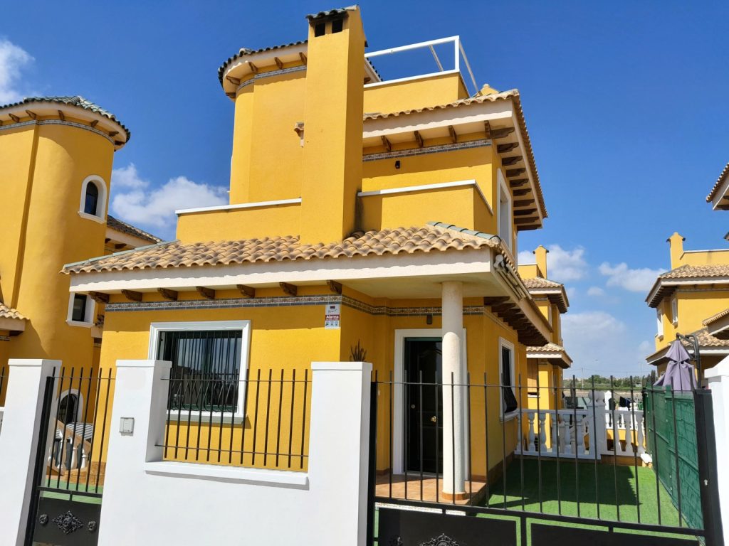 Three-bedroom detached villa in Rojales with solarium terrace and garden, key ready with basement flat