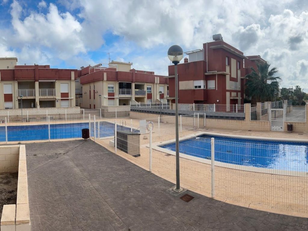 Renovated 2-bedroom penthouse with large terrace and solarium in Orihuela Costa, Alicante