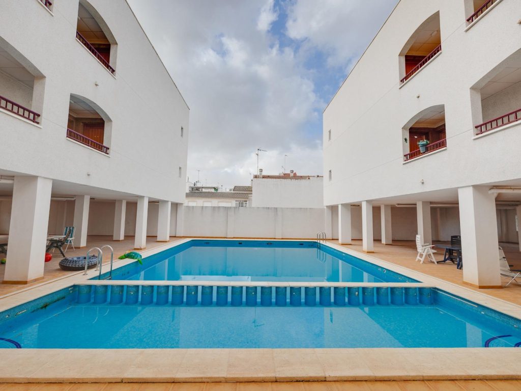 Renovated 3-bedroom apartment for sale on the Costa Blanca with communal pool and terrace, San Fulgencio, Alicante