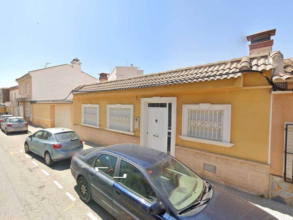 Townhouse for sale in central Los Montesinos with large plot and off-road parking on a quiet street