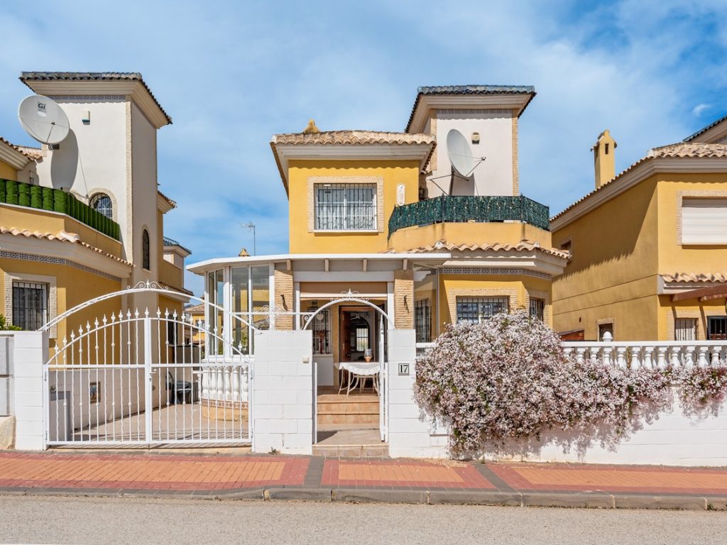 South-facing detached villa in Algorfa with private pool, solarium and low-maintenance garden