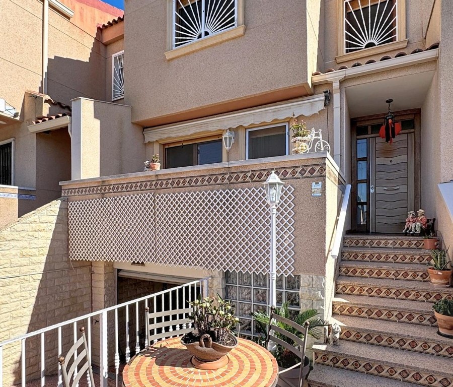 Three-storey townhouse in Rojales with private terrace and garage, Costa Blanca