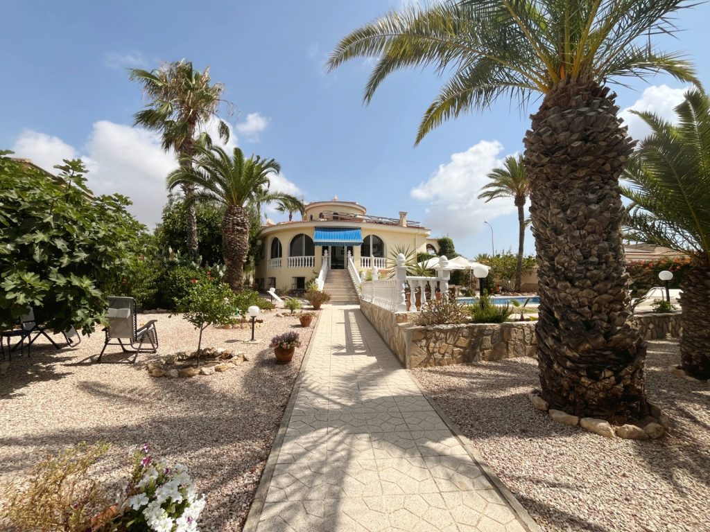 Detached 6-bedroom villa for sale in Rojales with private pool and panoramic views, Central Quesada area