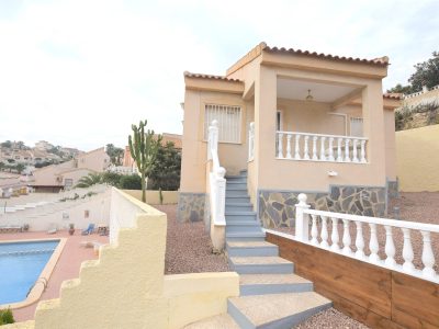 Detached 2-bedroom villa for sale in Rojales with solarium, communal pool and views over the local area