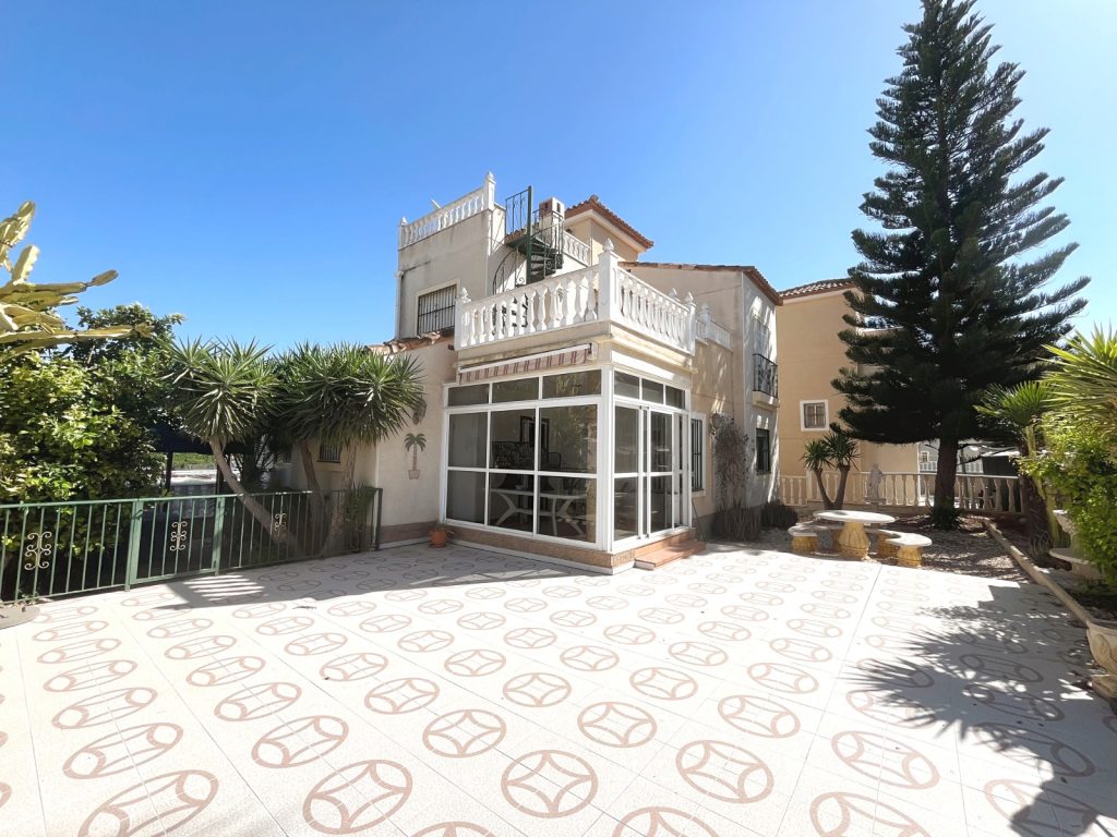 Detached 3-bedroom villa for sale in Algorfa, Costa Blanca, with solarium and countryside views