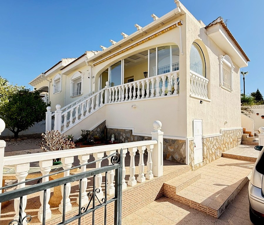 Semi-detached bungalow in Rojales with communal pool views and private solarium, La Fiesta area, Costa Blanca