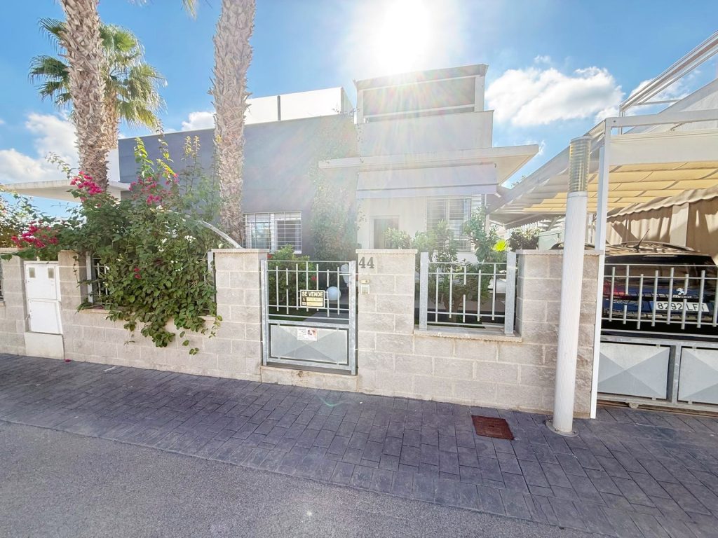 2-bedroom bungalow with solarium and terrace for sale in Rojales, Costa Blanca