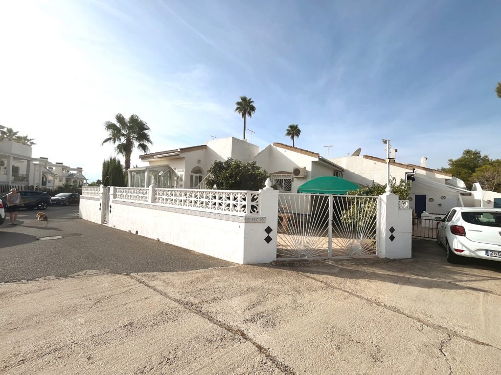 3-bedroom bungalow for sale in Rojales with solarium and communal pool views, Costa Blanca