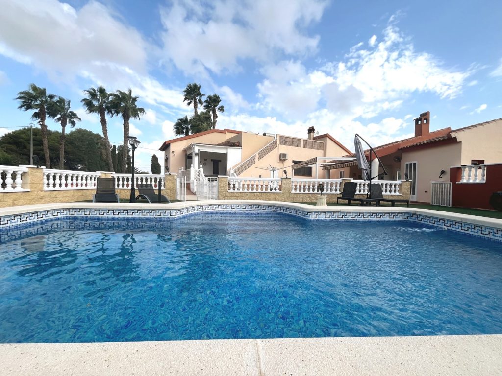Traditional finca-style villa for sale on Costa Blanca with private pool and landscaped gardens on 4,200m² plot