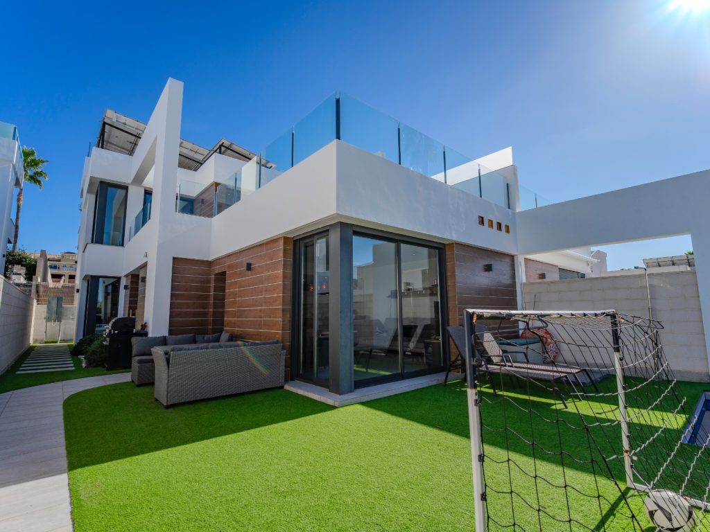 Modern 3-bedroom villa in Benijofar with solarium and landscaped garden, mountain views