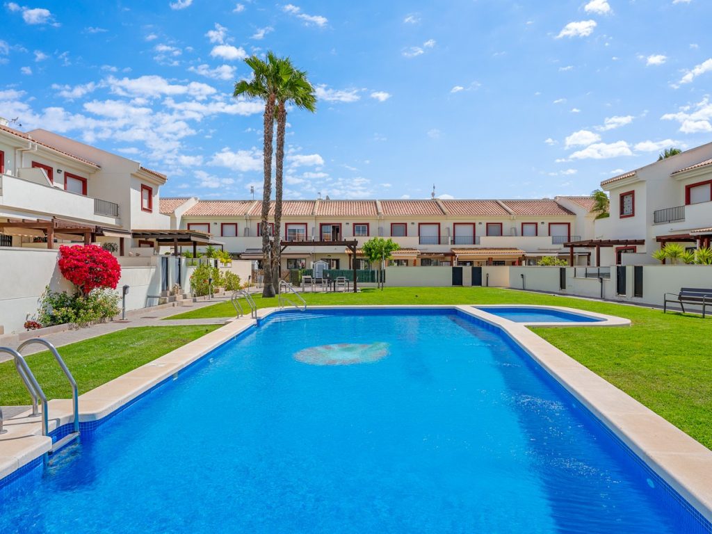 3-bedroom townhouse in Rojales with private garden, pergola and communal pool views on the Costa Blanca