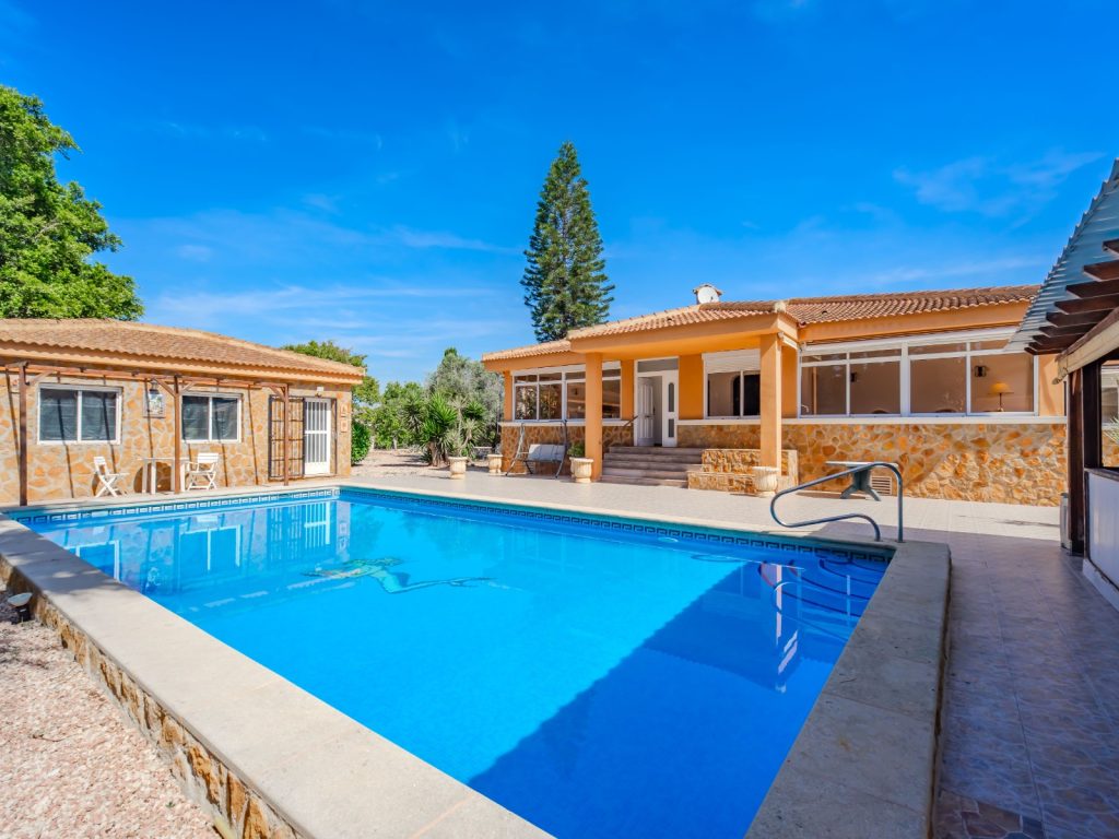 Five-bedroom finca-style country property with private pool and guest annex on a large plot near Rojales, Costa Blanca