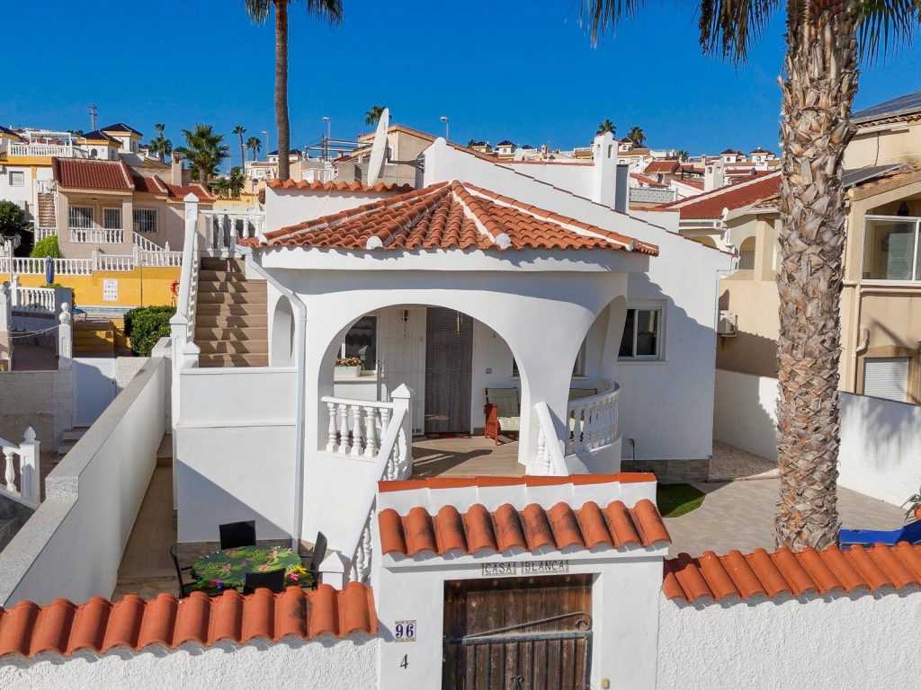 Detached 2-bedroom bungalow villa for sale in Rojales, Ciudad Quesada, with private garden and terrace