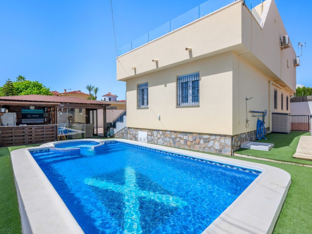Detached 5-bedroom villa for sale in Rojales with private south-facing pool and salt-lake views, Costa Blanca
