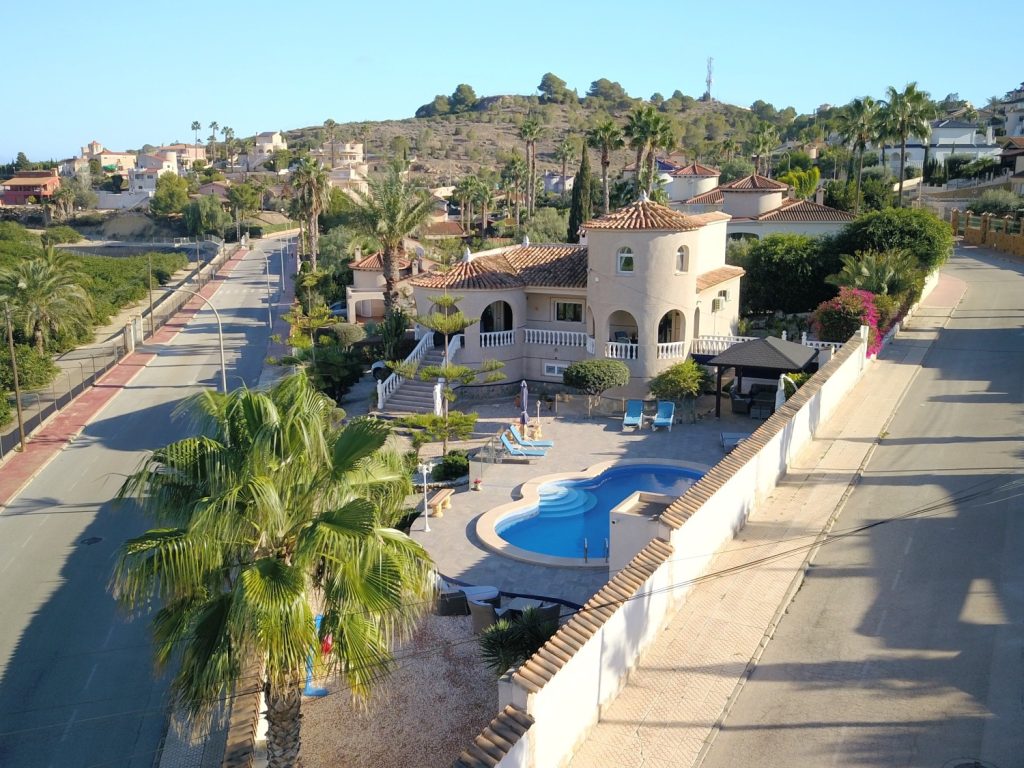 West-facing 5-bedroom detached villa in Algorfa with private pool and panoramic countryside views on a 1149m² plot