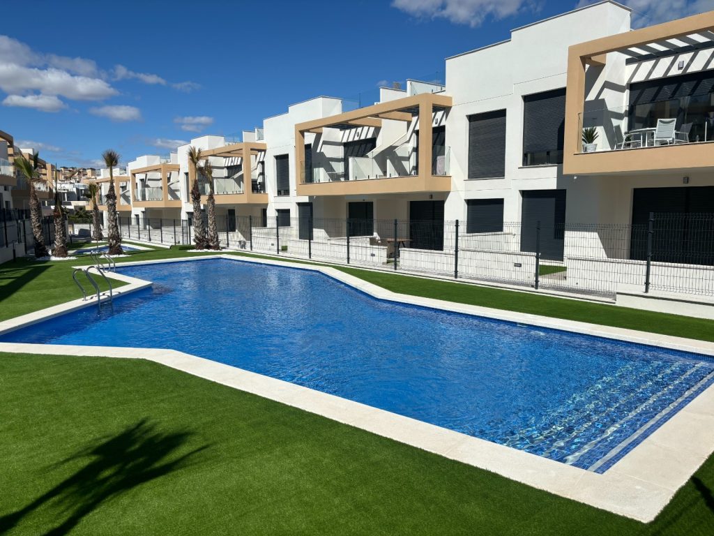 South-facing top-floor corner apartment in Orihuela Costa with private solarium and communal pool views