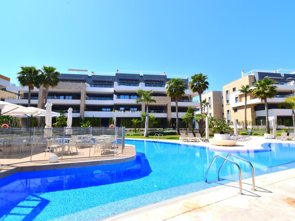 West-facing second-floor apartment with terrace in Orihuela Costa resort, minutes from the beach