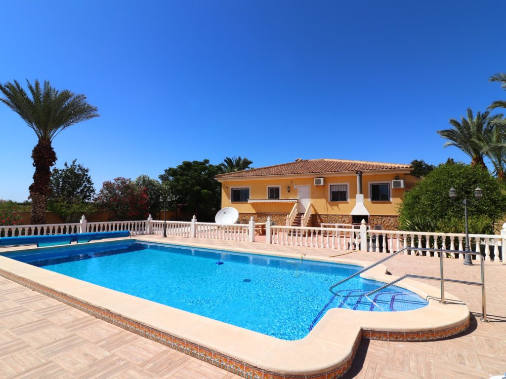 South-facing 3-bedroom country villa in Catral with private pool and landscaped walled garden on a 2,400m² plot