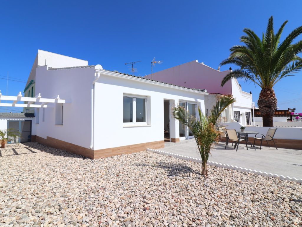 Renovated 3-bedroom corner bungalow in Rojales with garden and tiled exterior on a 164m² plot