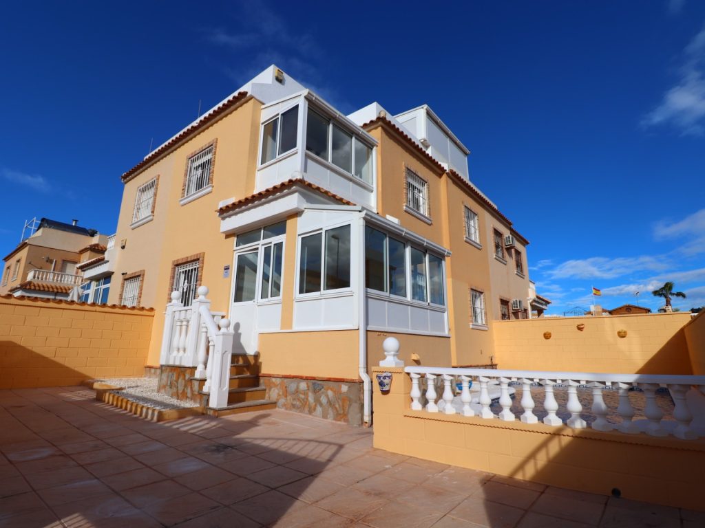 South-west facing 3-bedroom quad villa in Rojales with private pool, tiled garden and solarium overlooking salt lake views