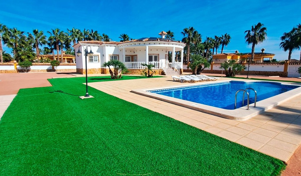 Detached three-bedroom country villa in Catral with private pool and landscaped walled plot