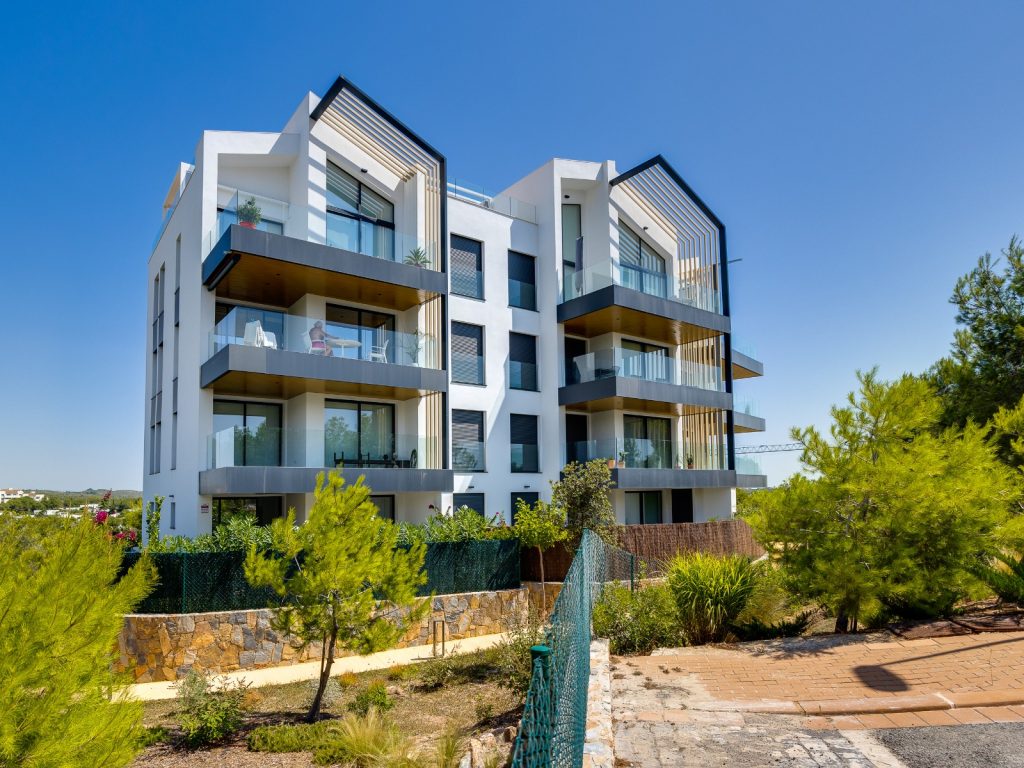 Ground-floor 2-bedroom apartment with corner garden in a golf resort on the Costa Blanca South